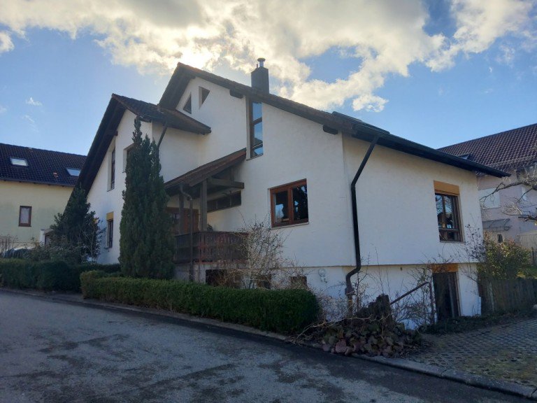 Vorderansicht und Seitenansicht Althengstett Einfamilienhaus Viel Platz f�r die ganze Familie